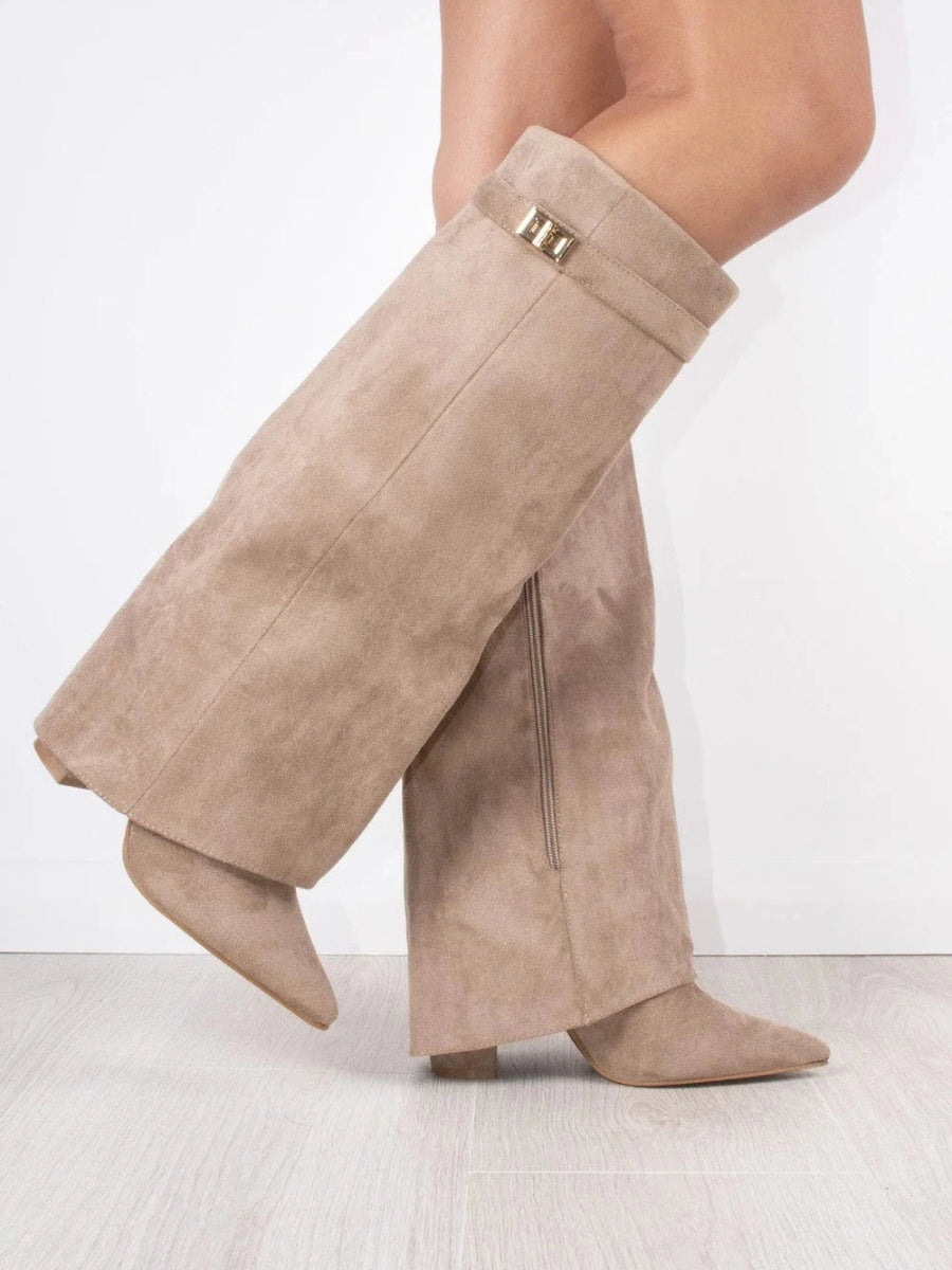 Stivali alti da donna in camoscio con tacco, eleganti con dettagli dorati - Camoscio beige