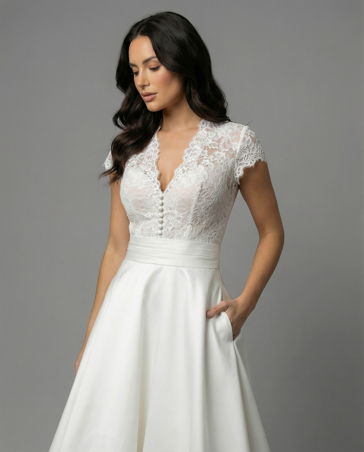 Abito da sposa midi in pizzo con scollo a V e maniche corte, gonna svasata in raso per matrimonio civile - foto 3