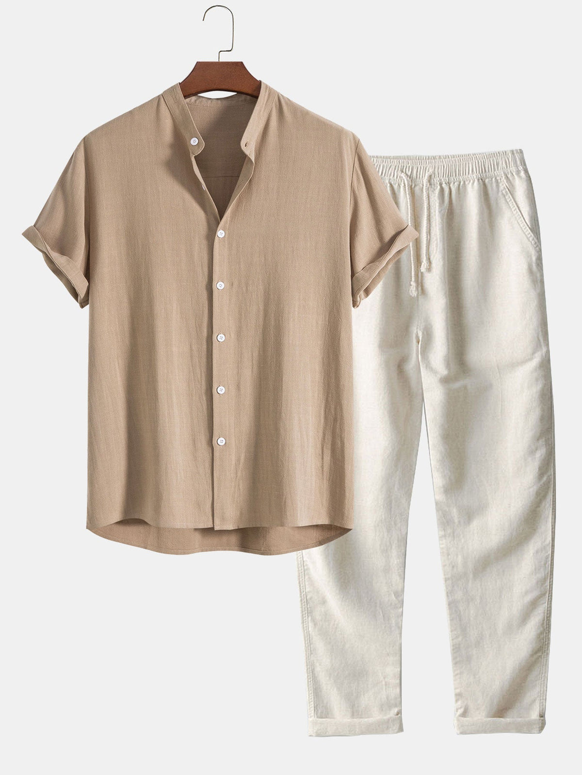 Completo estivo da uomo con camicia a manica corta e pantaloni, due pezzi casual - Beige