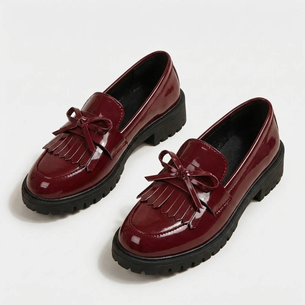 Mocassini da donna con nappe e fiocco, effetto vernice, eleganti slip-on - Bordeaux