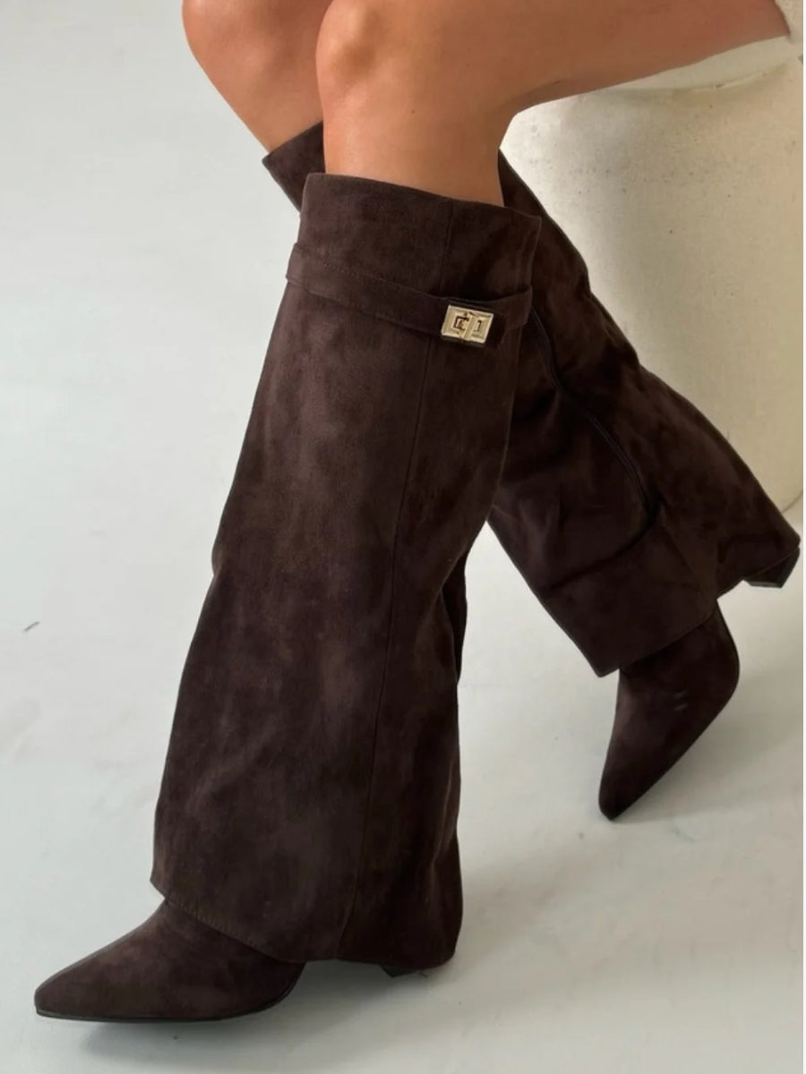 Stivali alti da donna in camoscio con tacco, eleganti con dettagli dorati - Camoscio marrone